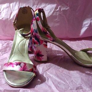 Bandolino floral heels
